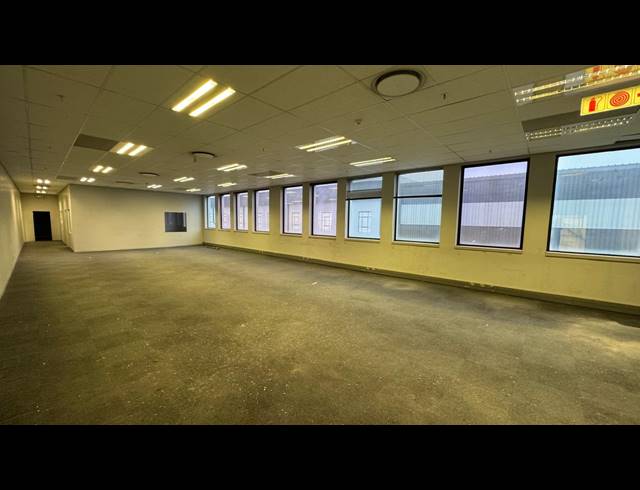 2,420M² WAREHOUSE TO LET IN EASTGATE